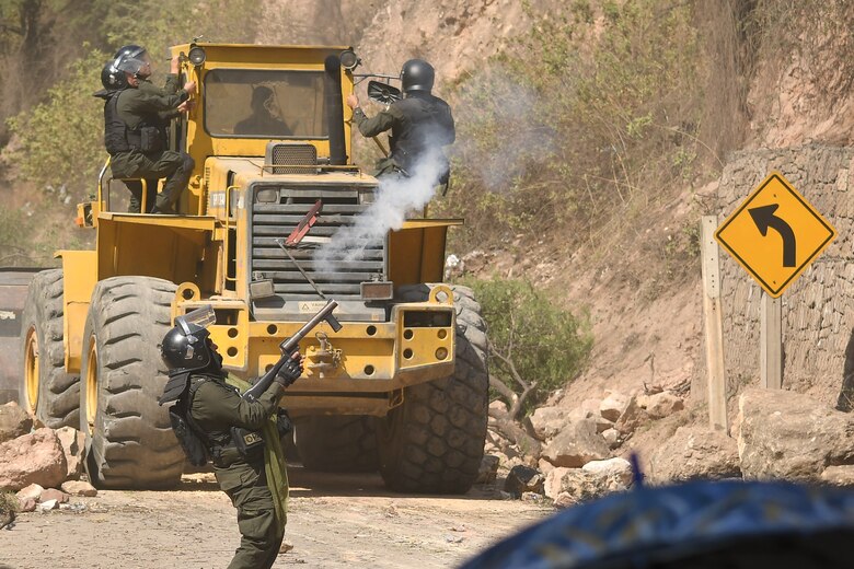 Afines a Evo Morales y la Policía se enfrentan en un operativo de desbloqueo de carreteras