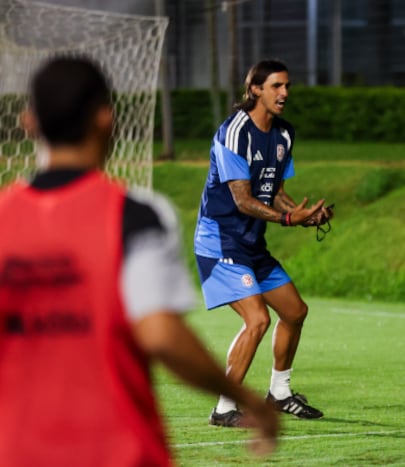 Bryan Ruiz dirige su primer entrenamiento como técnico interino de Costa Rica