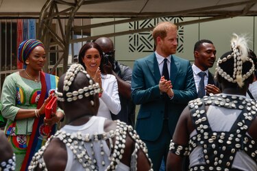 El príncipe Harry y Meghan bailan en un colegio y se reúnen con el Ejército en Nigeria