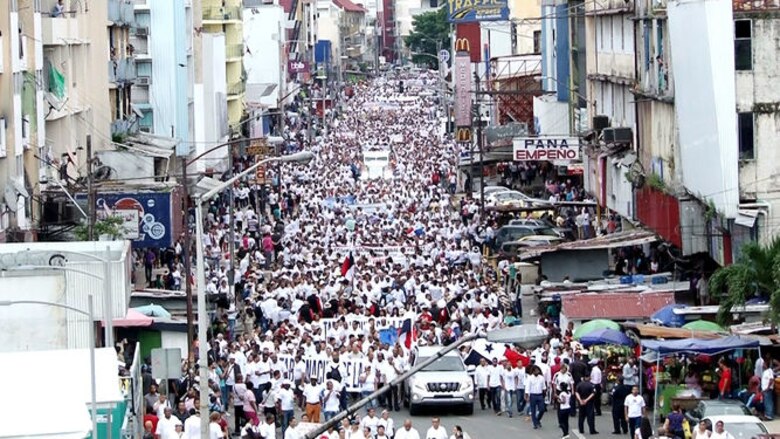 'Con mis hijos no se metan', gritan en la marcha por la familia