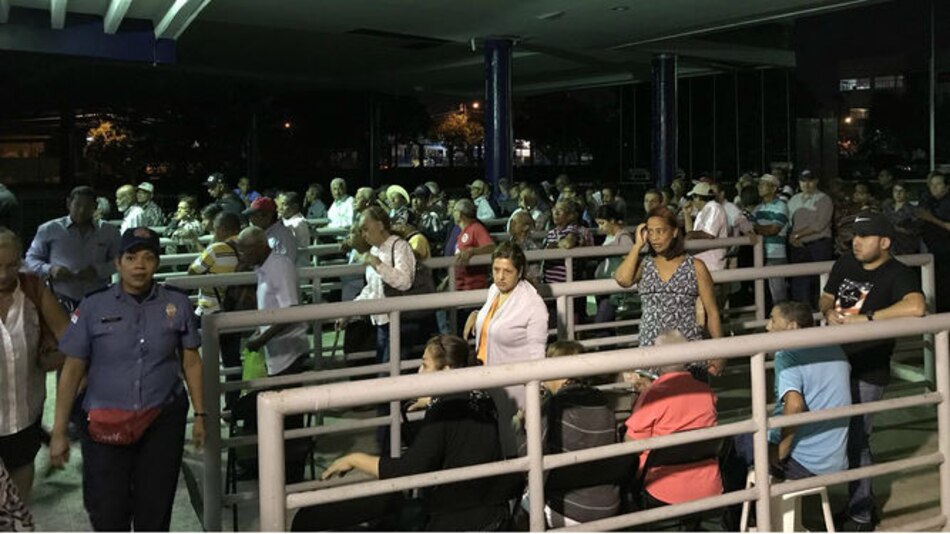 Cientos de jubilados acuden a retirar el Cepadem en el segundo día de entrega masiva