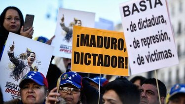 Un centenar de venezolanos repudian al 'usurpador' de Maduro en Madrid