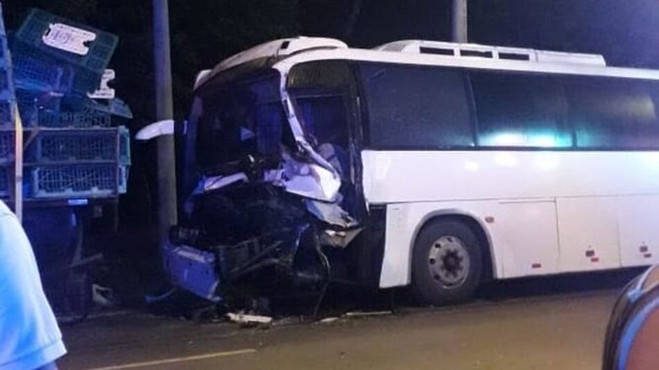 Muere conductor de bus tras colisionar con camión en Pacora