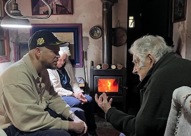 El rapero Residente visita en Montevideo al expresidente uruguayo José Mujica