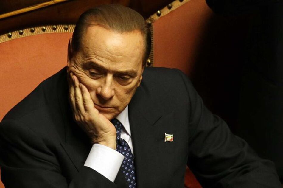 Silvio Berlusconi cae de cabeza y se lastima la cara; médicos le agarran varios puntos en el labio superior