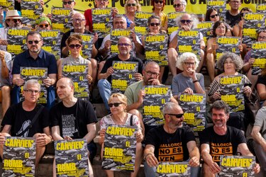 Miles de personas marchan para exigir límites al turismo masivo en Barcelona