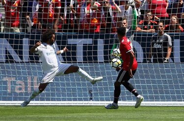 Manchester United vence al Real Madrid en penaltis