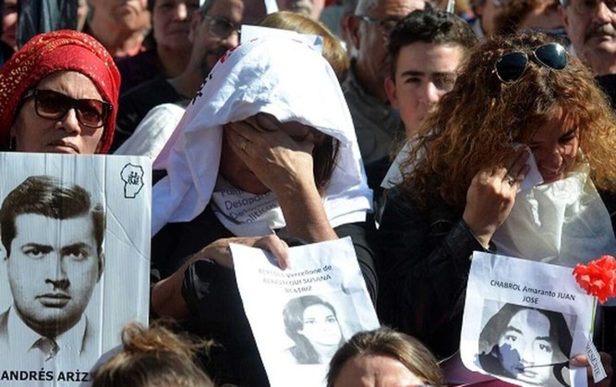Argentina condena a perpetuidad a 28 represores por crímenes de dictadura