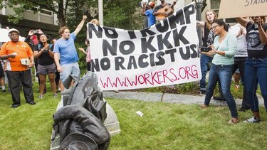 Derriban estatua confederada en Carolina del Norte, después de los incidentes en Charlottesville
