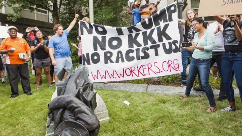 Derriban estatua confederada en Carolina del Norte, después de los incidentes en Charlottesville