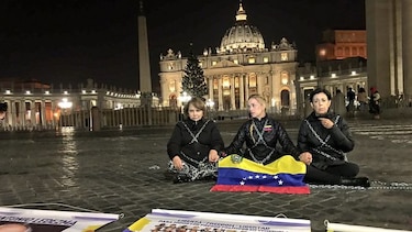 Lilian Tintori se encadena en el Vaticano; pide la liberación de los 'presos políticos' en Venezuela