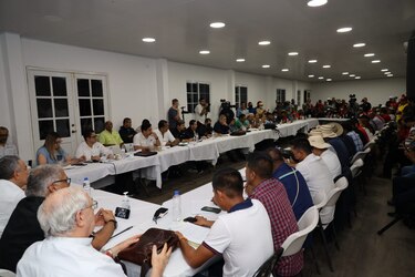 Proponen al Gobierno rebajar a $3 el galón del combustible, en el reinicio del diálogo