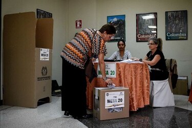 Colombianos votan en Venezuela en plena ola migratoria