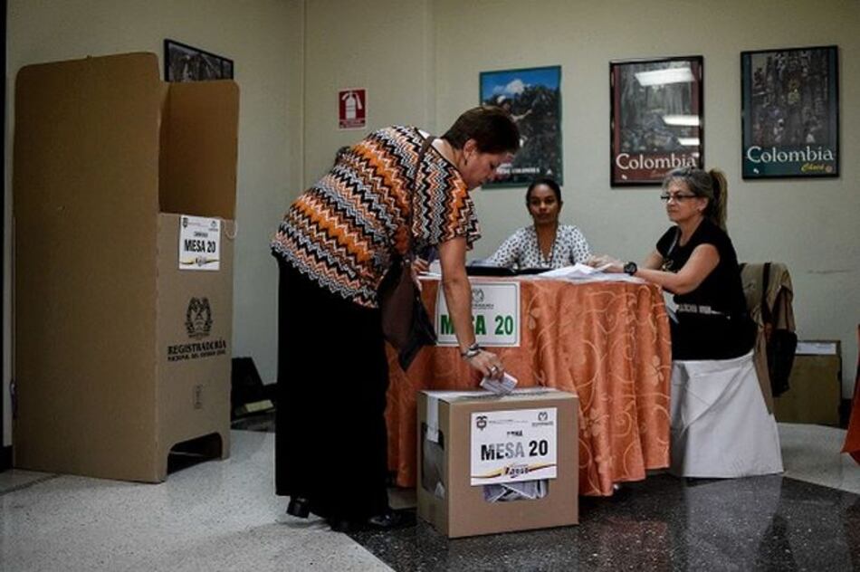 Colombianos votan en Venezuela en plena ola migratoria