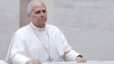 Los médicos del Papa informan que camina y se recupera tras su cirugía por un cáncer de pulmón