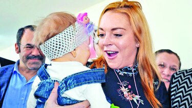 Lindsay Lohan visita refugiados sirios en Turquía