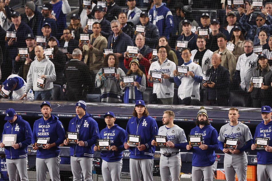 Los Yankees le prohíben la entrada al estadio a los dos fanáticos que agarraron del guante a Betts