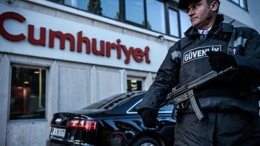 Turquía detiene al presidente de un diario opositor