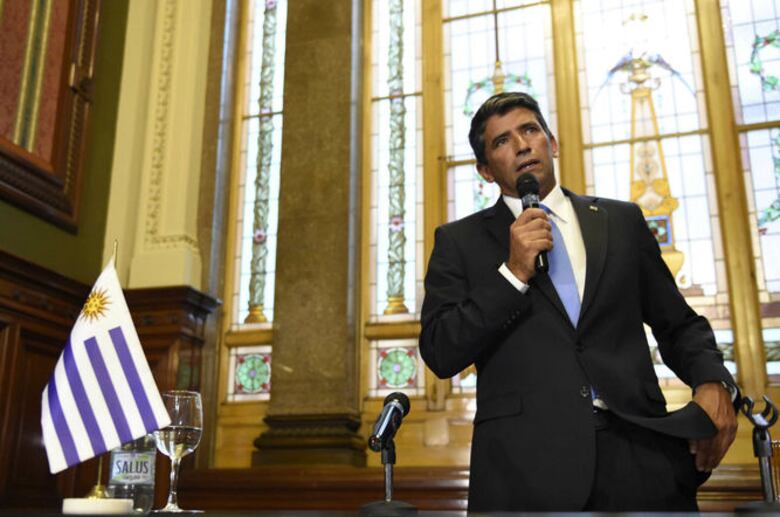 Revelan que vicepresidente de Uruguay falsificó su título universitario; el funcionario lo admite