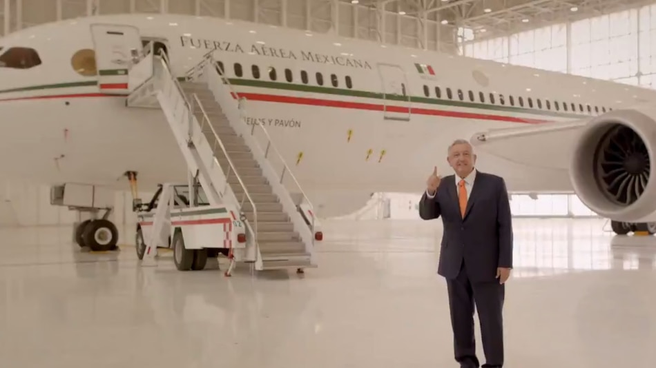 López Obrador sube al lujoso avión presidencial de México para promover su rifa simbólica