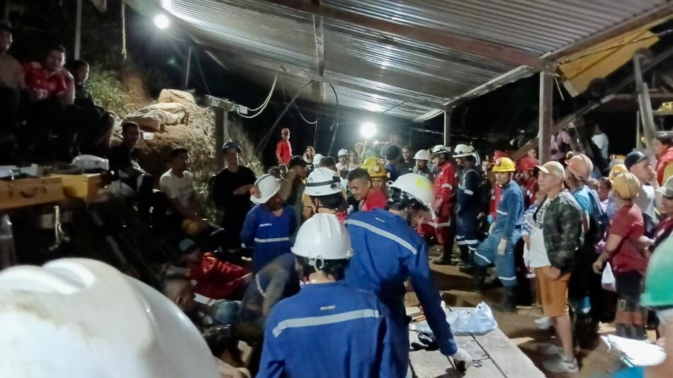 Rescatan con vida a los 18 mineros que habían quedado atrapados en una mina de oro en Colombia