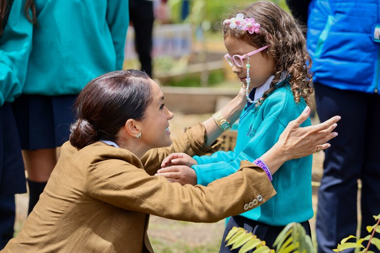 Los duques de Sussex visitan un colegio en Bogotá nominado entre los 10 mejores del mundo