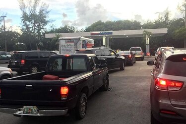 Ordenan evacuación de turistas en Florida ante la llegada de huracán Irma