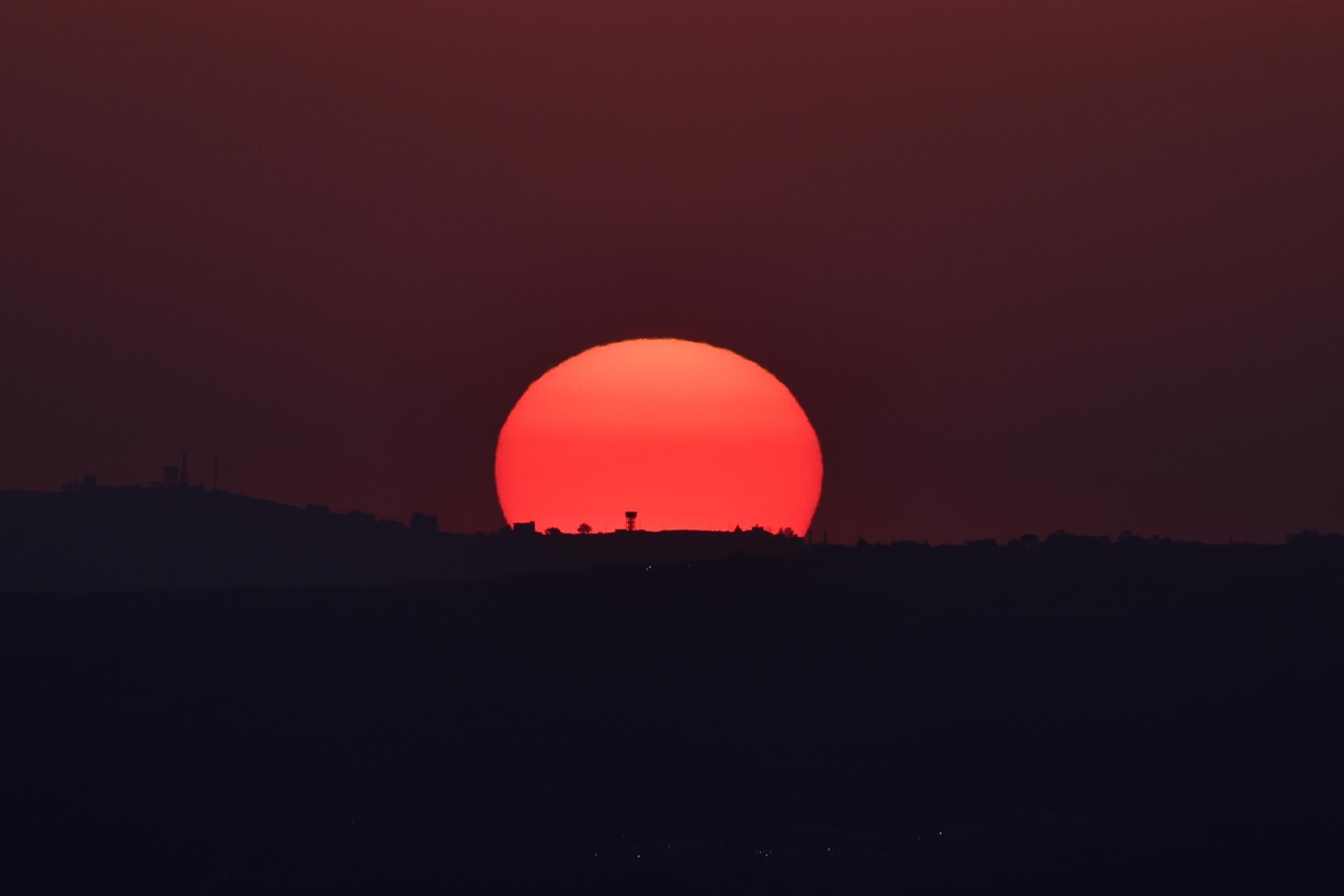 El sol se aprecia sobre el sur del Líbano, visto desde la Alta Galilea, en el norte de Israel, el 11 de marzo de 2026. EFE