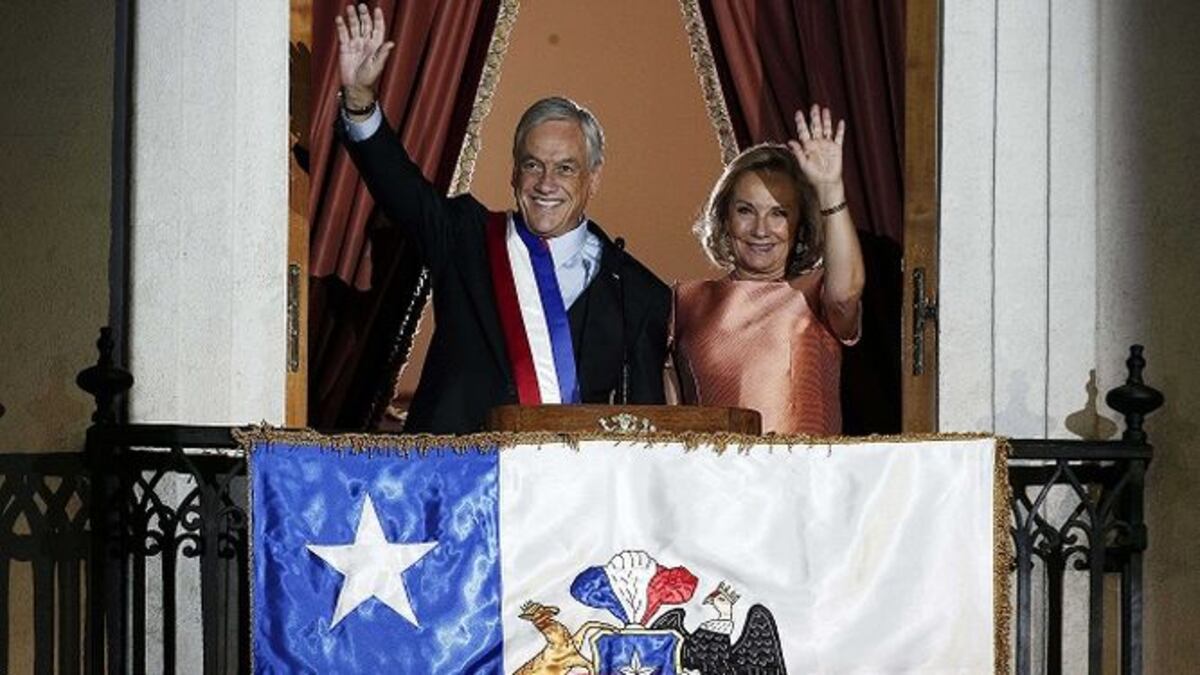 Piñera en el balcón de La Moneda. Junto a él su esposa y primera dama, Cecila Morel.
