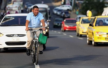 Medio día libre para funcionarios si usan bicicleta en Colombia