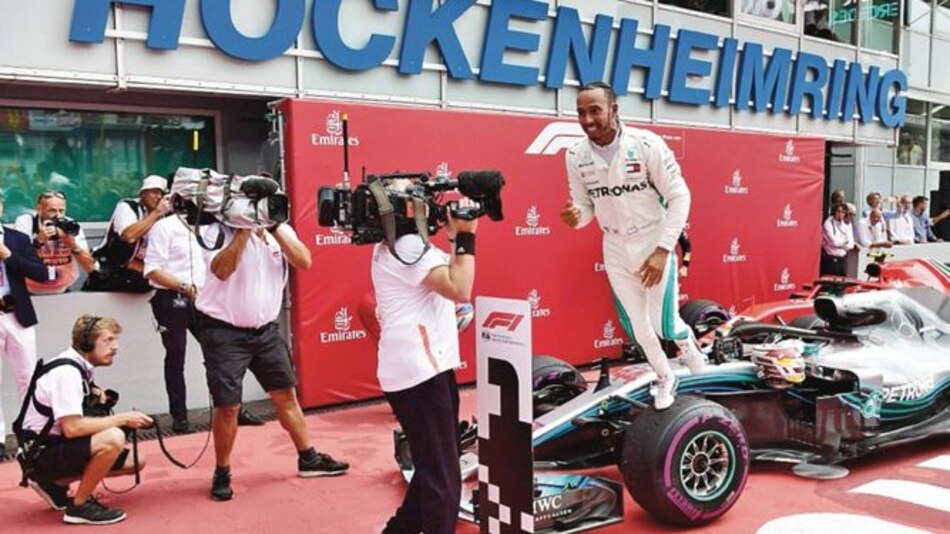 Hamilton gana y recupera el liderato en casa de Vettel