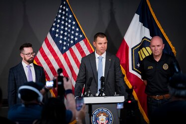 El FBI publica dos fotos del sospechoso de asesinar de Charlie Kirk, al que intenta capturar