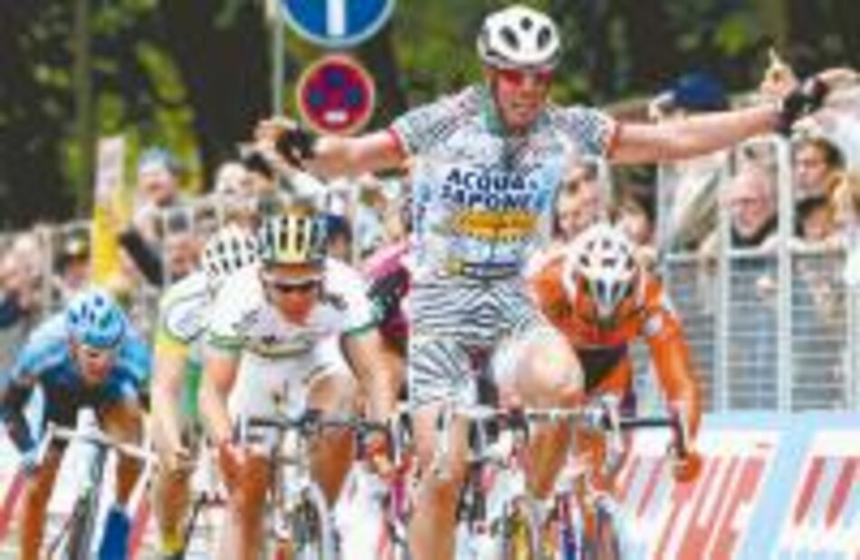 Cipollini gana y es líder en el Giro de Italia