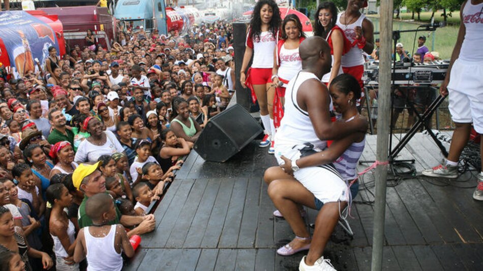 Multas de hasta $1,500 para quien se desnude en Carnaval de la cinta costera