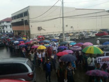 Docentes declaran huelga de 72 horas y abandonan la mesa de diálogo