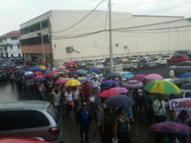 Docentes declaran huelga de 72 horas y abandonan la mesa de diálogo
