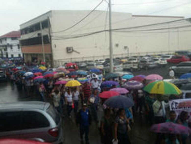 Docentes declaran huelga de 72 horas y abandonan la mesa de diálogo