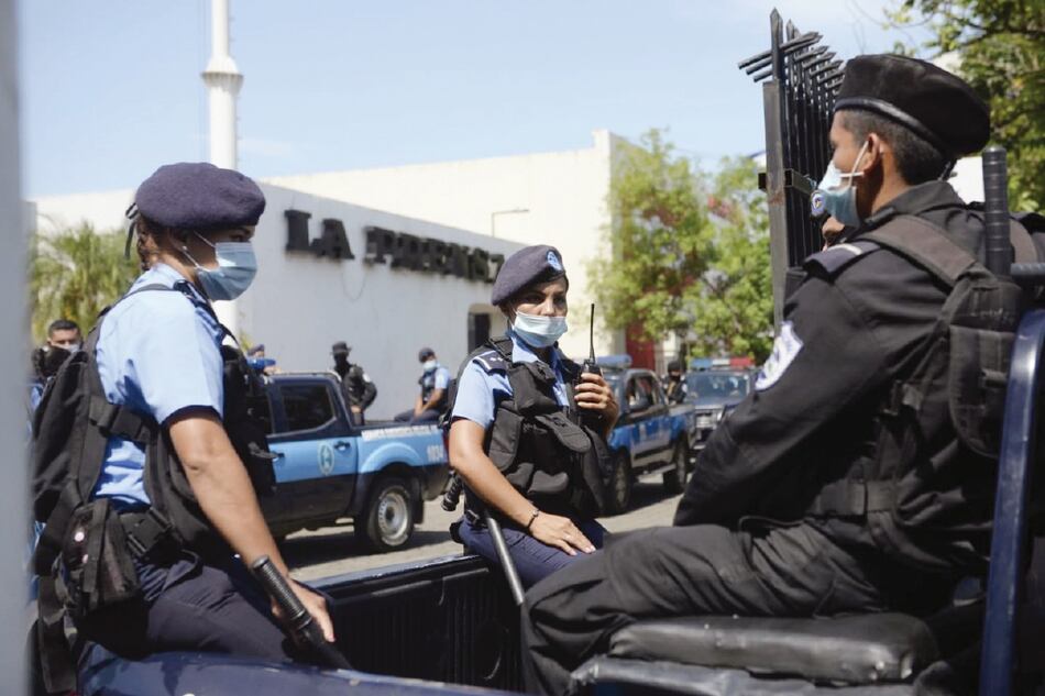 Policía del régimen de Ortega allana diario ‘La Prensa’ de Nicaragua