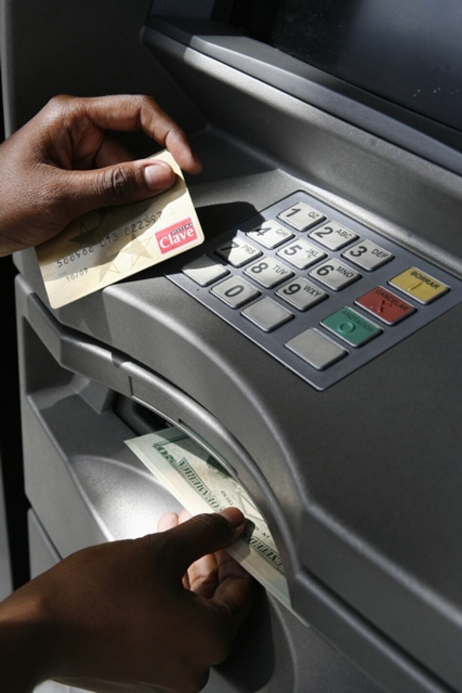 Colombia fija aumento de salario mínimo de 4,02% para 2013