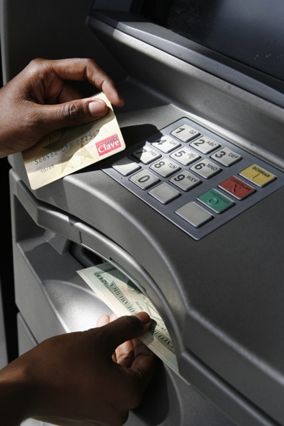 Colombia fija aumento de salario mínimo de 4,02% para 2013