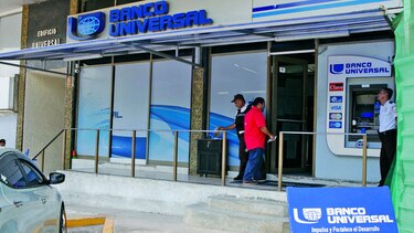 Banco Universal reabre mañana tras reorganización
