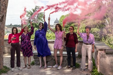 Una fumata rosa pide durante el cónclave una mayor presencia de mujeres en la Iglesia