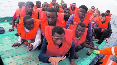 Bote con inmigrantes se hunde en el Mediterráneo