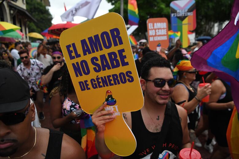 Colores, consignas y arte en la Marcha del Orgullo 2025  