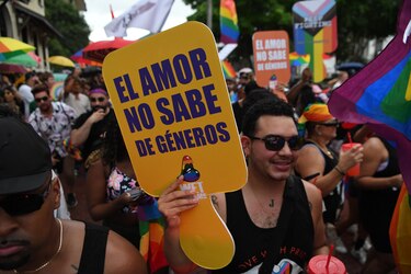 Colores, consignas y arte en la Marcha del Orgullo 2025