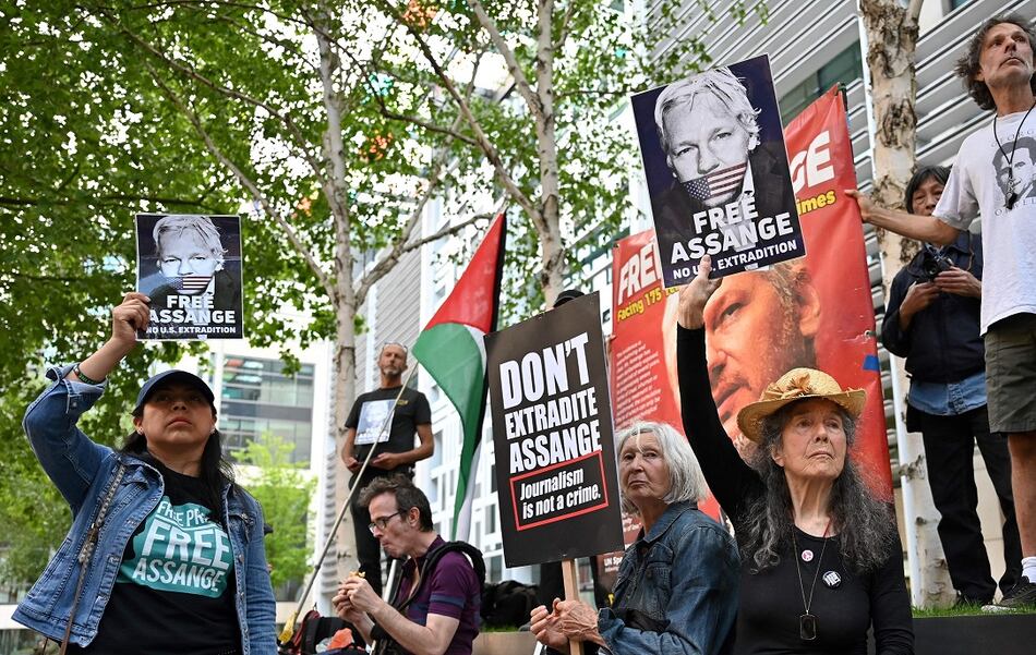 Protestan en Londres contra extradición de Julian Assange