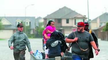 Al menos 7 muertos y 30 mil refugiados tras Harvey