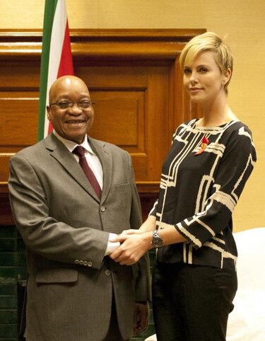 Charlize Theron anima a los jóvenes sudafricanos a luchar contra el sida