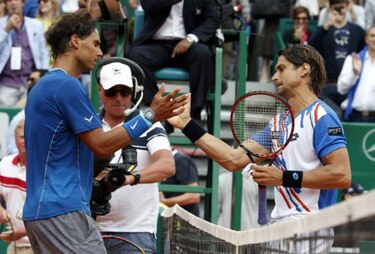 Ferrer avanza en Montecarlo; termina con la racha de victorias de Nadal