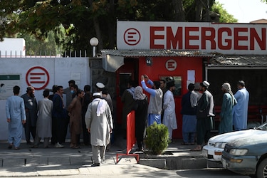 El sueño de los afganos de huir se complica aún más tras las potentes explosiones en Kabul